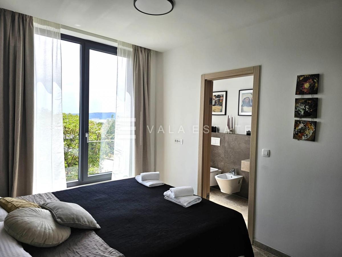 MODERNA SAMOSTOJNA VILA Z BAZENOM NA MIRNI LOKACIJI