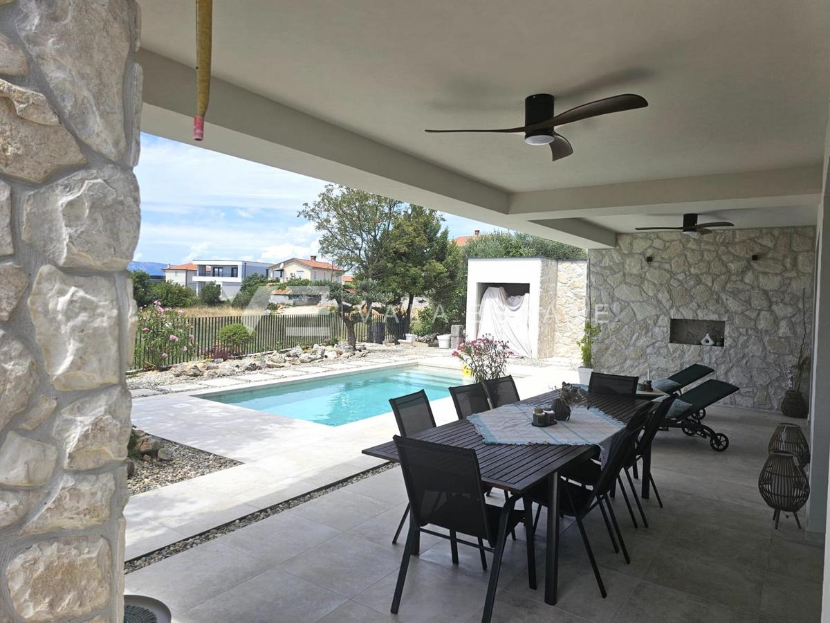 MODERNA SAMOSTOJNA VILA Z BAZENOM NA MIRNI LOKACIJI