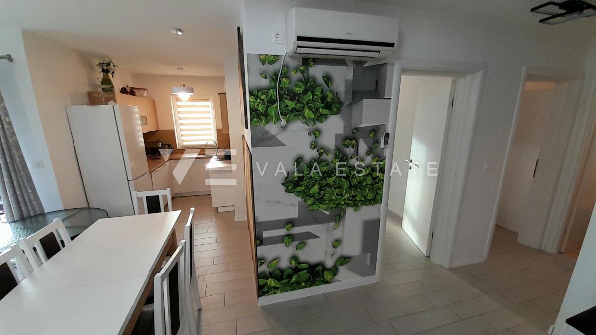 TRISOBNI APARTMA Z POGLEDOM NA MORJE V BLIŽINI PLAŽE