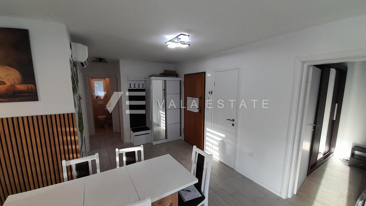 TRISOBNI APARTMA Z POGLEDOM NA MORJE V BLIŽINI PLAŽE