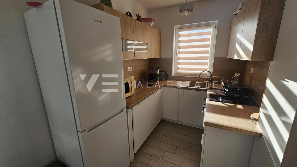 TRISOBNI APARTMA Z POGLEDOM NA MORJE V BLIŽINI PLAŽE