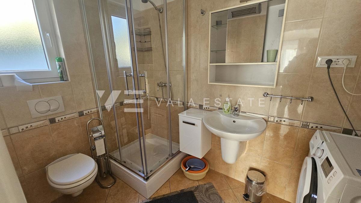 TRISOBNI APARTMA Z POGLEDOM NA MORJE V BLIŽINI PLAŽE