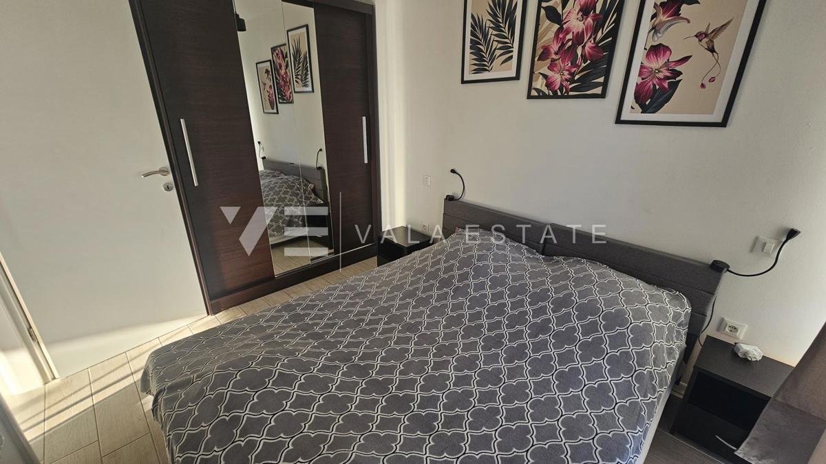 TRISOBNI APARTMA Z POGLEDOM NA MORJE V BLIŽINI PLAŽE