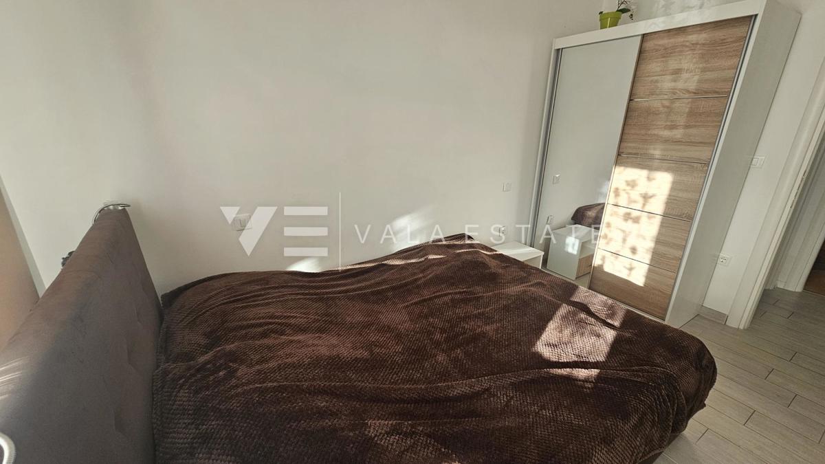 TRISOBNI APARTMA Z POGLEDOM NA MORJE V BLIŽINI PLAŽE