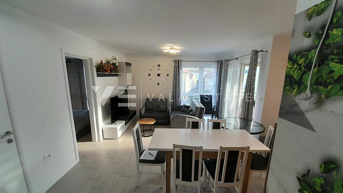 TRISOBNI APARTMA Z POGLEDOM NA MORJE V BLIŽINI PLAŽE