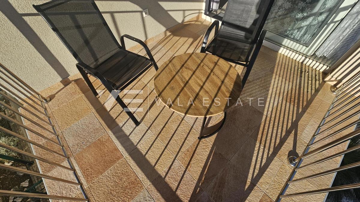 TRISOBNI APARTMA Z POGLEDOM NA MORJE V BLIŽINI PLAŽE