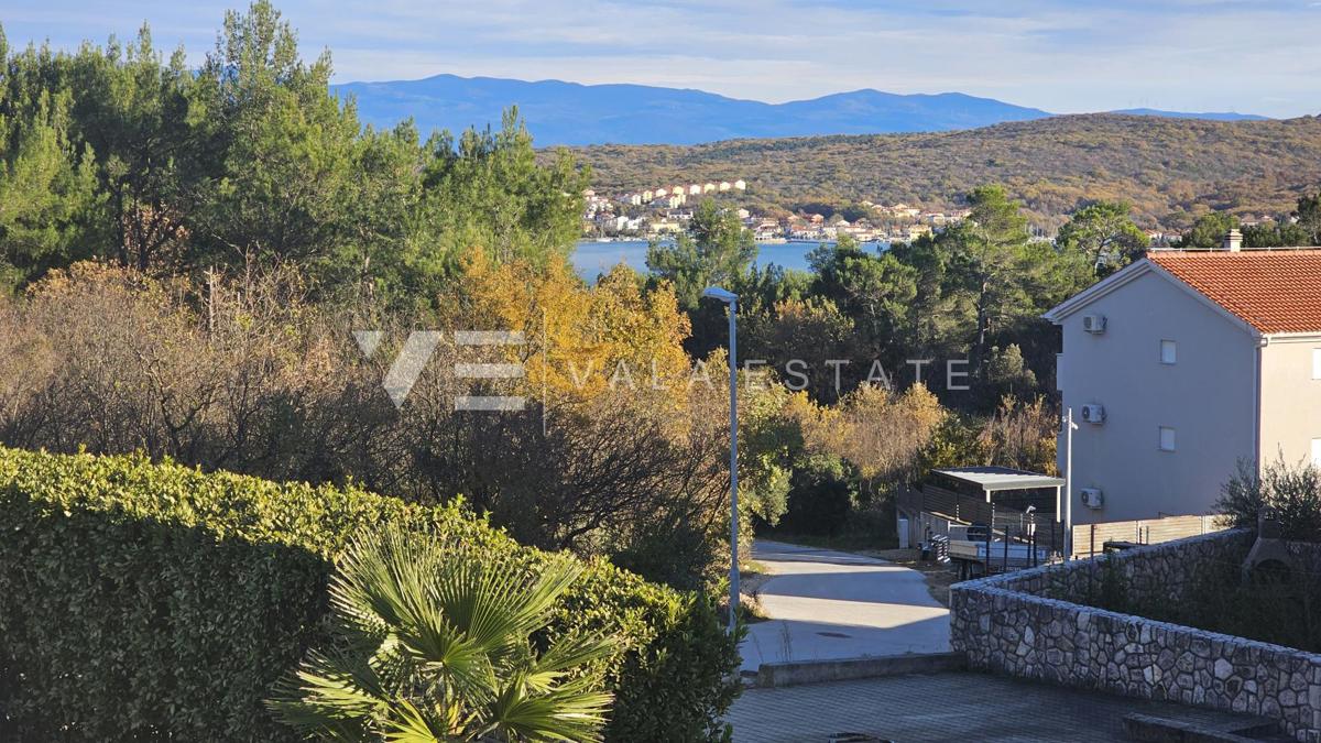 TRISOBNI APARTMA Z POGLEDOM NA MORJE V BLIŽINI PLAŽE