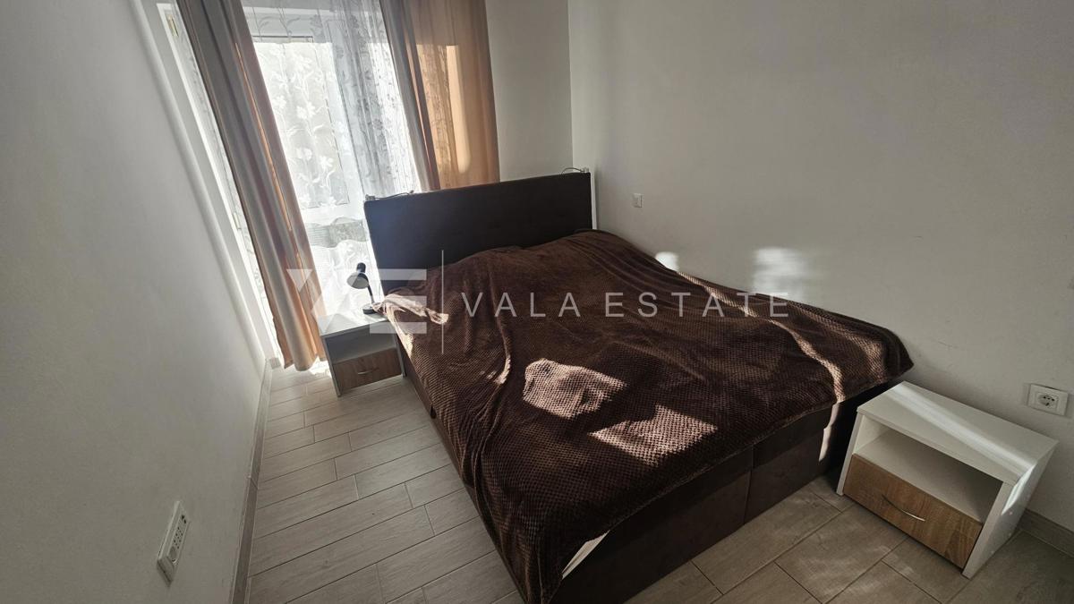 TRISOBNI APARTMA Z POGLEDOM NA MORJE V BLIŽINI PLAŽE