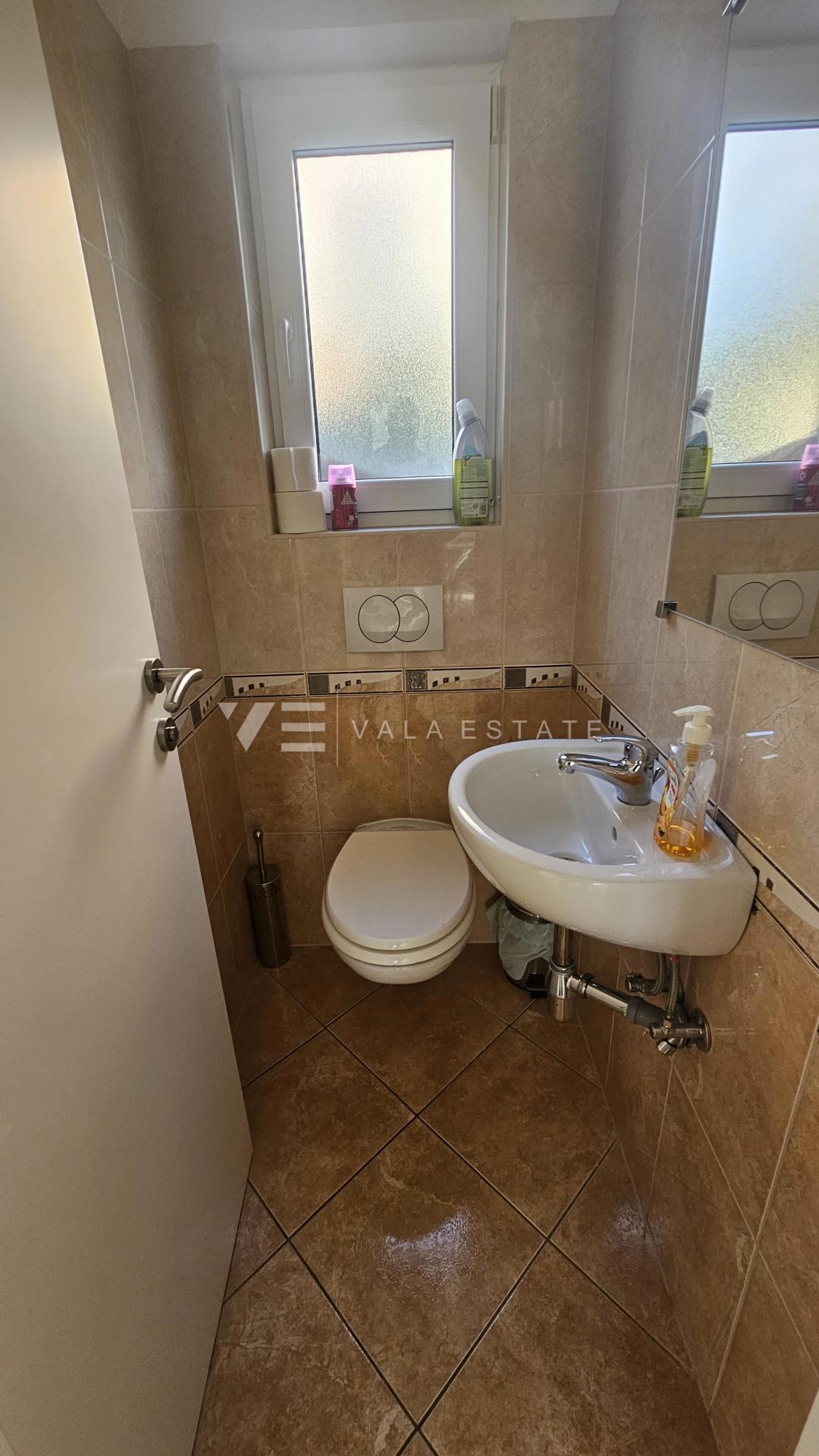 TRISOBNI APARTMA Z POGLEDOM NA MORJE V BLIŽINI PLAŽE