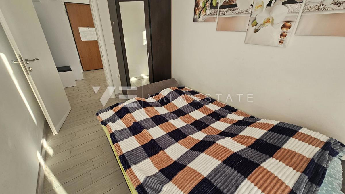 TRISOBNI APARTMA Z POGLEDOM NA MORJE V BLIŽINI PLAŽE