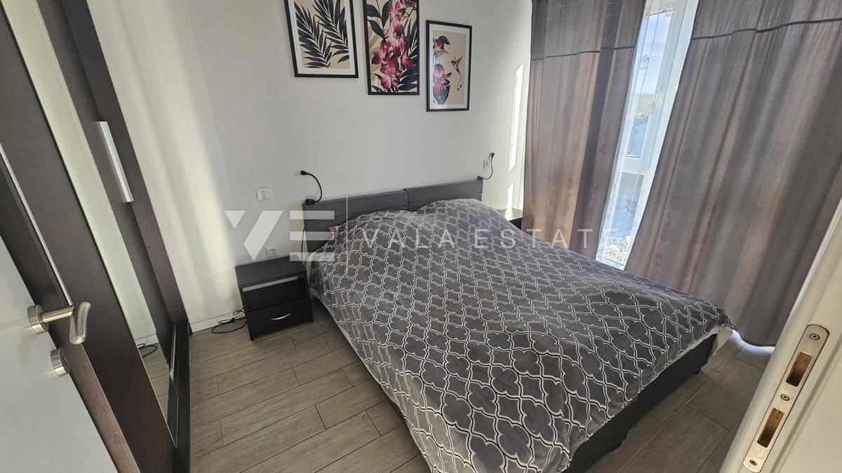 TRISOBNI APARTMA Z POGLEDOM NA MORJE V BLIŽINI PLAŽE