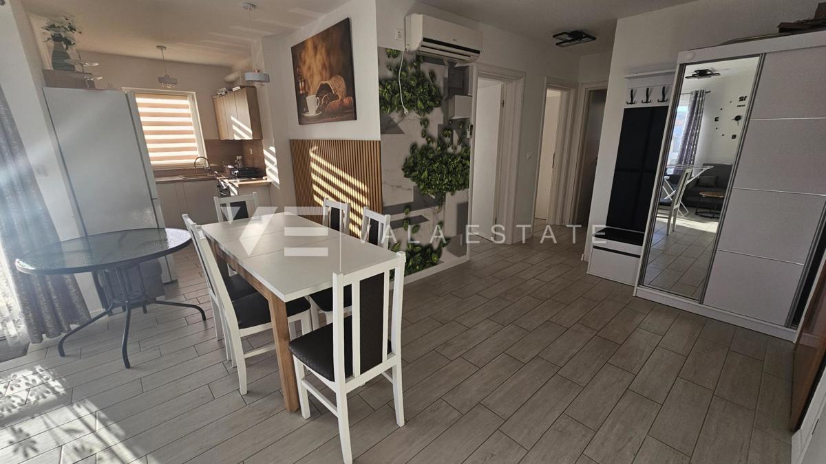 TRISOBNI APARTMA Z POGLEDOM NA MORJE V BLIŽINI PLAŽE