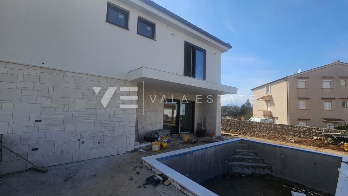 NOVA DVOJČEK HIŠA Z BAZENOM SAMO 200 M DO MORJA