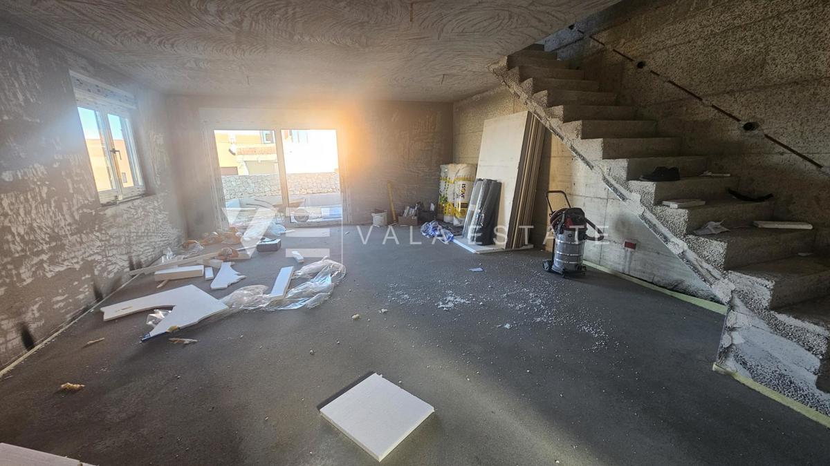 NOVA DVOJČEK HIŠA Z BAZENOM SAMO 200 M DO MORJA