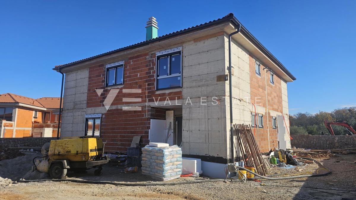 NOVA DVOJČEK HIŠA Z BAZENOM SAMO 200 M DO MORJA