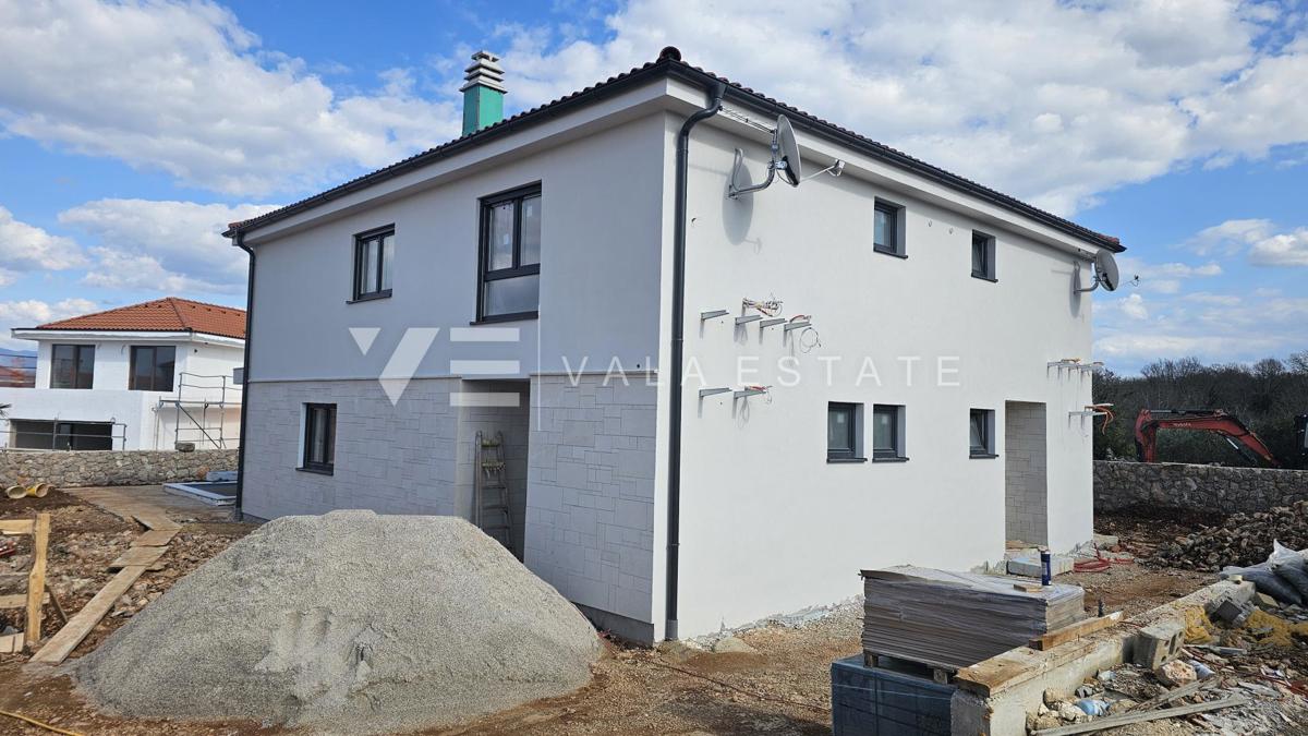 NOVA DVOJČEK HIŠA Z BAZENOM SAMO 200 M DO MORJA