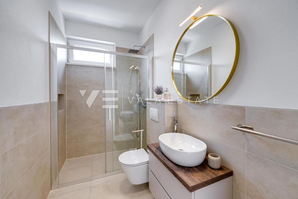 NOVA SAMOSTOJNA HIŠA Z BAZENOM V BLIZINI MORJA