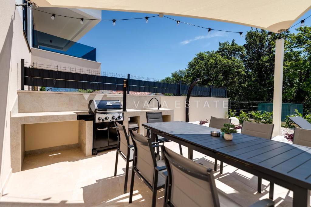 NOVA SAMOSTOJNA HIŠA Z BAZENOM V BLIZINI MORJA