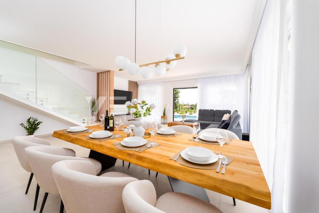 NOVA SAMOSTOJNA HIŠA Z BAZENOM V BLIZINI MORJA