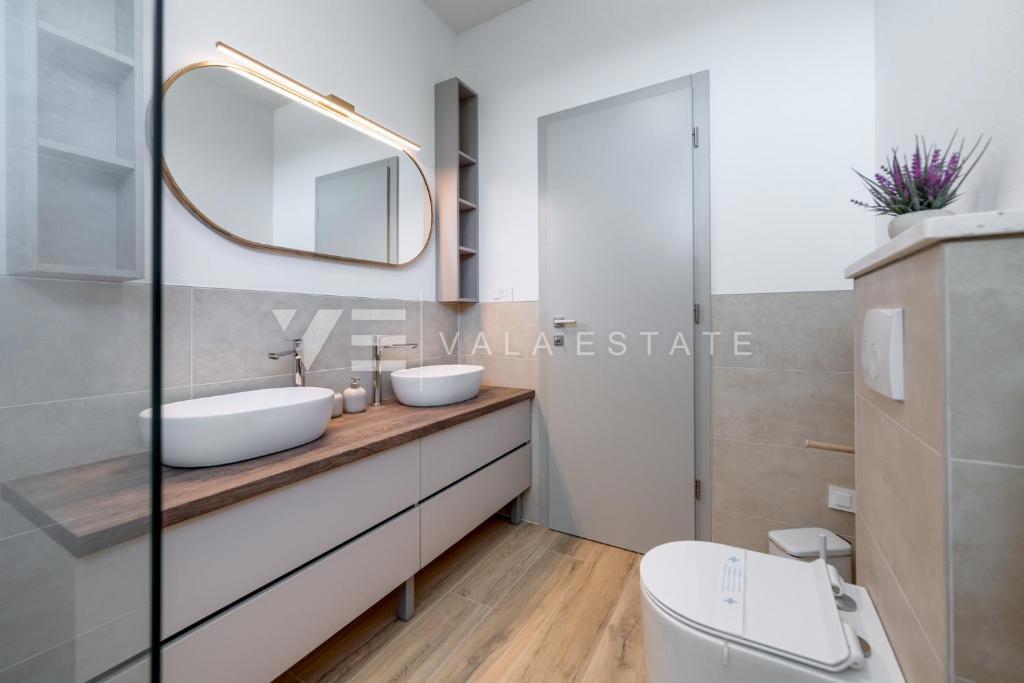 NOVA SAMOSTOJNA HIŠA Z BAZENOM V BLIZINI MORJA