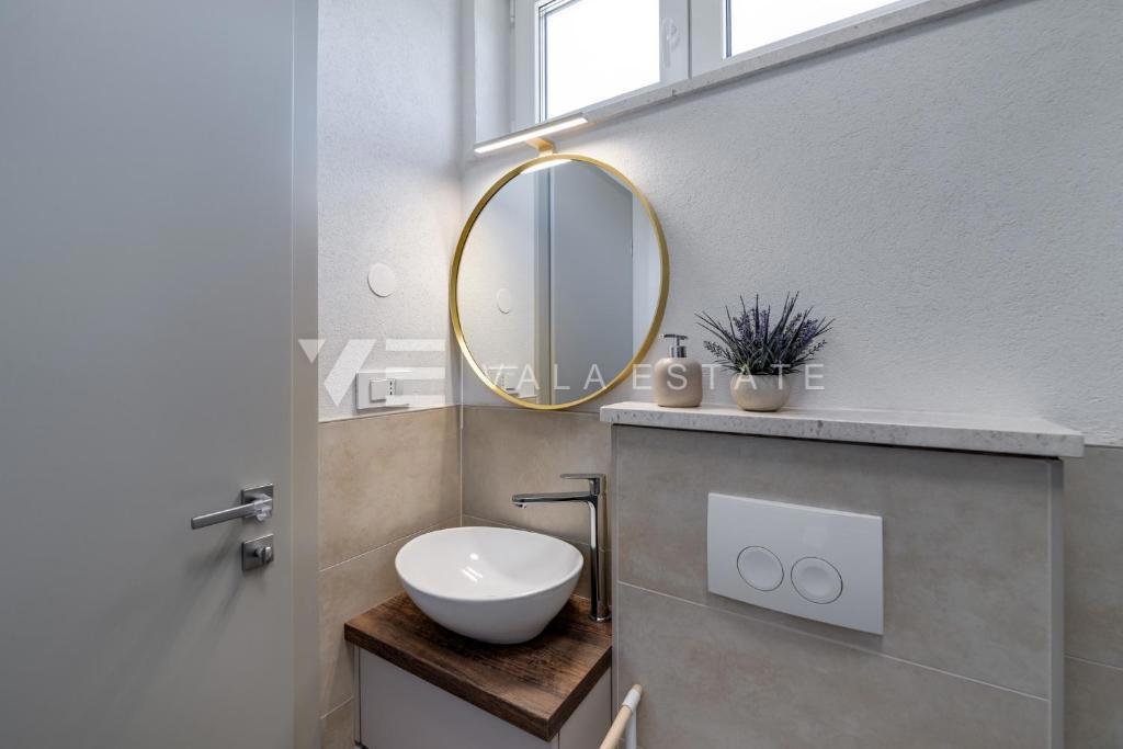 NOVA SAMOSTOJNA HIŠA Z BAZENOM V BLIZINI MORJA