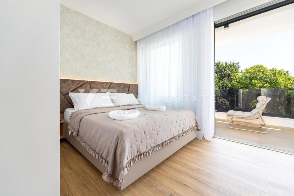 NOVA SAMOSTOJNA HIŠA Z BAZENOM V BLIZINI MORJA