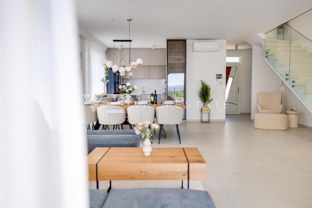 NOVA SAMOSTOJNA HIŠA Z BAZENOM V BLIZINI MORJA