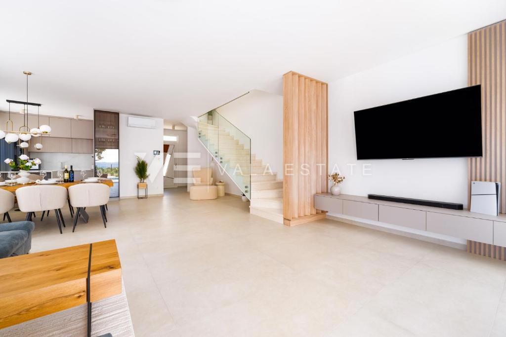 NOVA SAMOSTOJNA HIŠA Z BAZENOM V BLIZINI MORJA