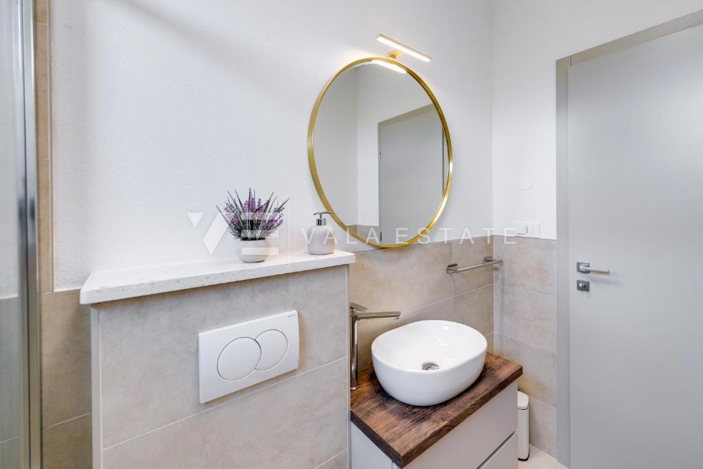 NOVA SAMOSTOJNA HIŠA Z BAZENOM V BLIZINI MORJA