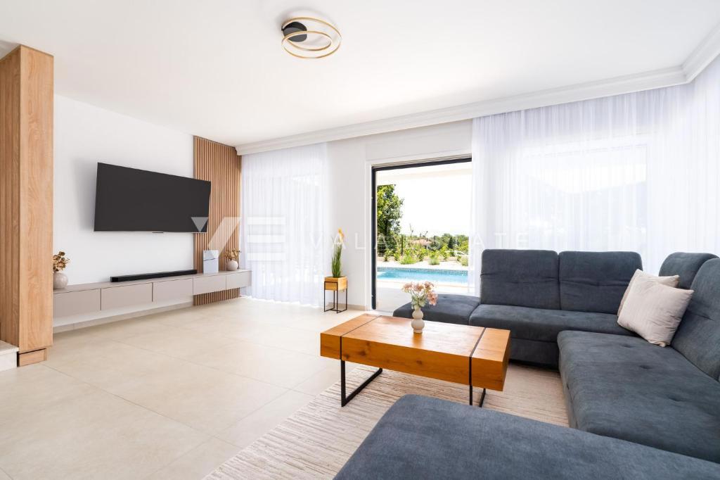 NOVA SAMOSTOJNA HIŠA Z BAZENOM V BLIZINI MORJA