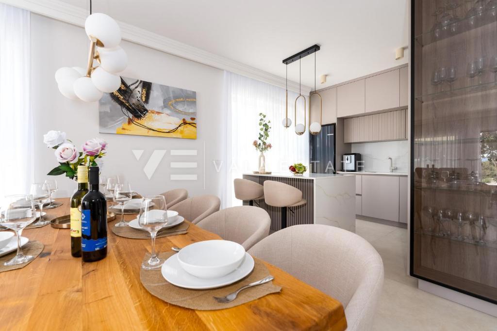 NOVA SAMOSTOJNA HIŠA Z BAZENOM V BLIZINI MORJA