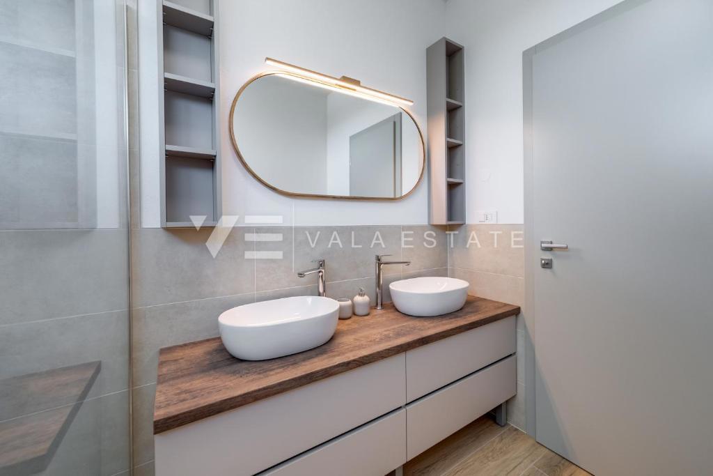 NOVA SAMOSTOJNA HIŠA Z BAZENOM V BLIZINI MORJA