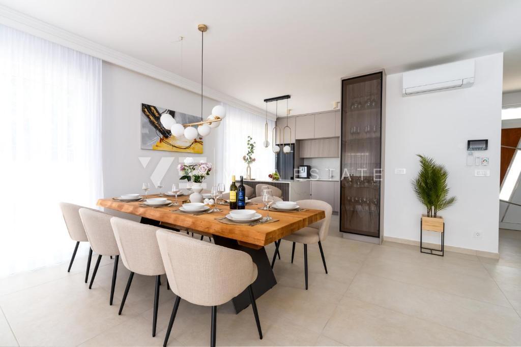 NOVA SAMOSTOJNA HIŠA Z BAZENOM V BLIZINI MORJA