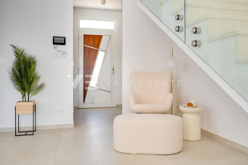 NOVA SAMOSTOJNA HIŠA Z BAZENOM V BLIZINI MORJA