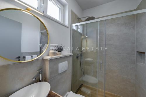 NOVA SAMOSTOJNA HIŠA Z BAZENOM V BLIZINI MORJA