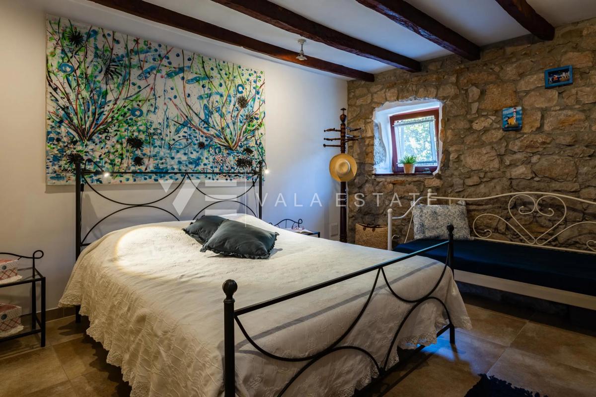 RENOVIRANI APARTMA Z VRTOM 50 M OD MORJA