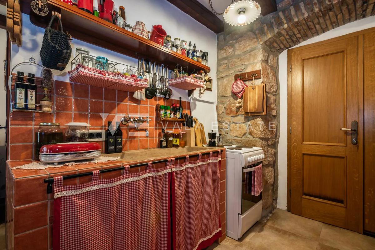 RENOVIRANI APARTMA Z VRTOM 50 M OD MORJA