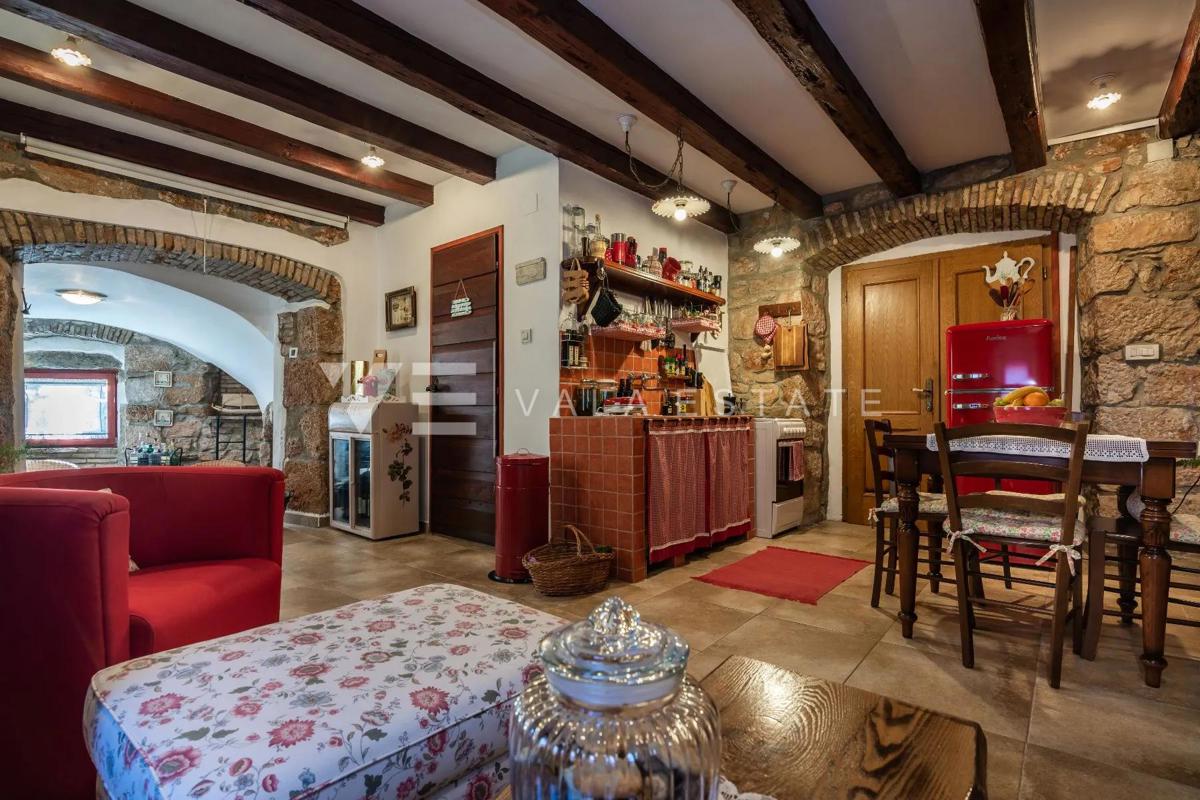 RENOVIRANI APARTMA Z VRTOM 50 M OD MORJA