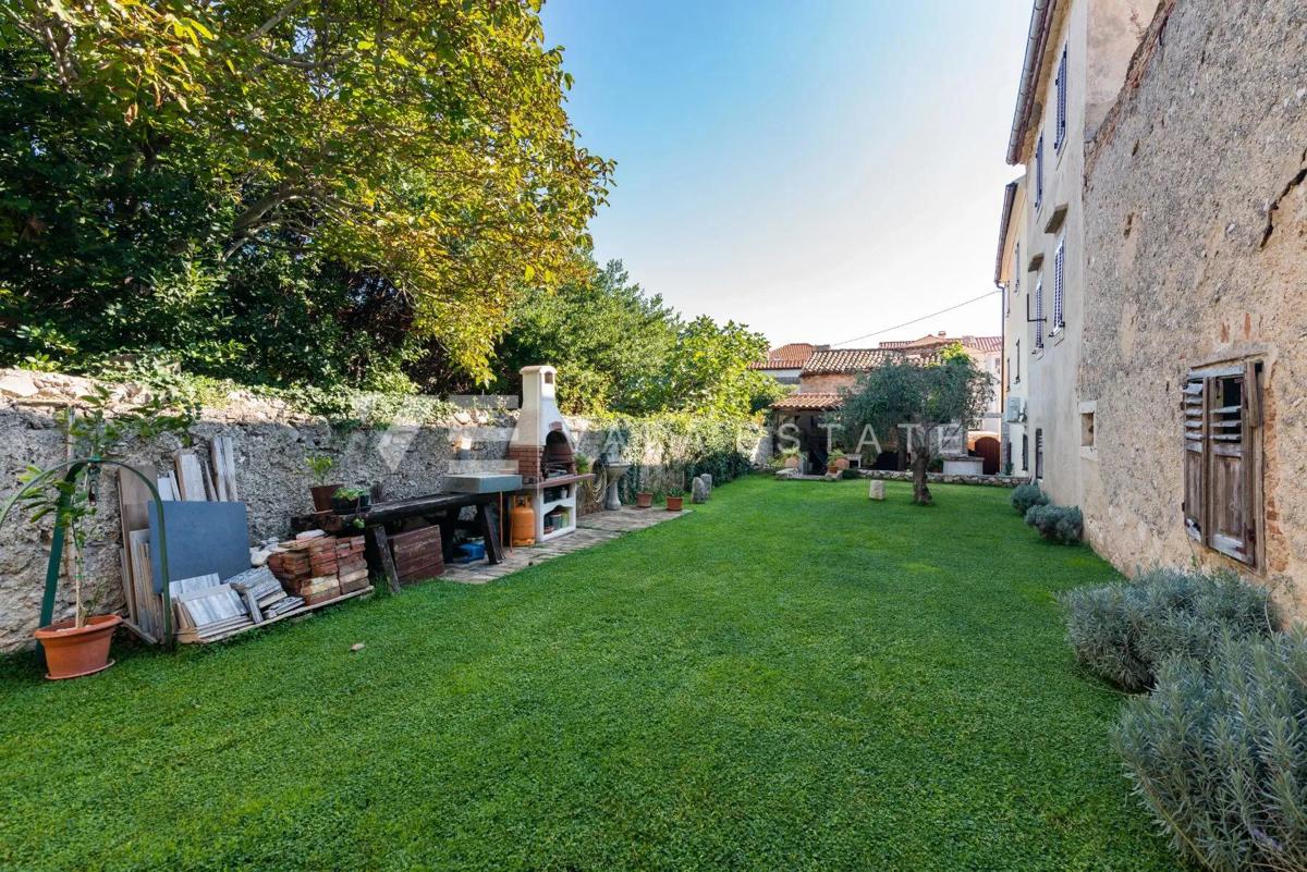 RENOVIRANI APARTMA Z VRTOM 50 M OD MORJA