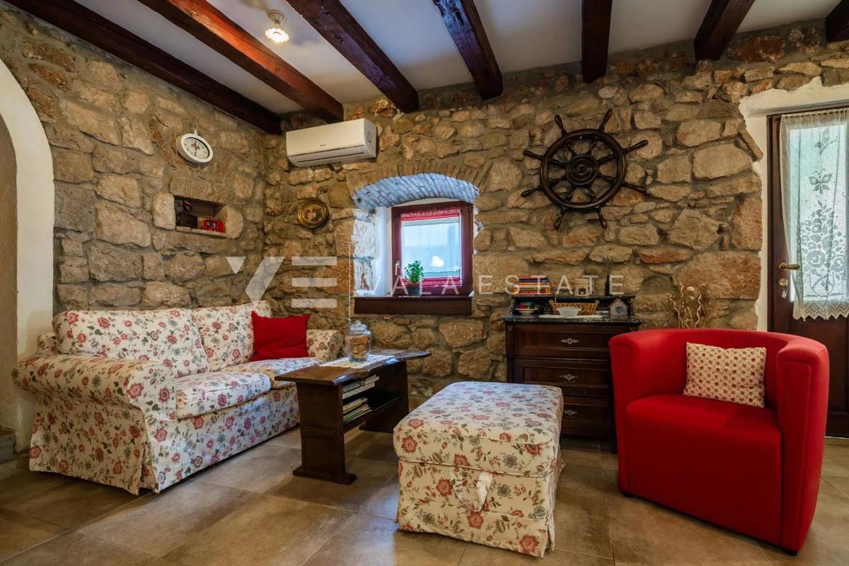 RENOVIRANI APARTMA Z VRTOM 50 M OD MORJA