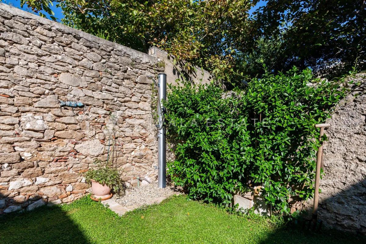 RENOVIRANI APARTMA Z VRTOM 50 M OD MORJA