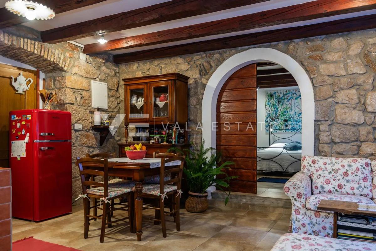 RENOVIRANI APARTMA Z VRTOM 50 M OD MORJA