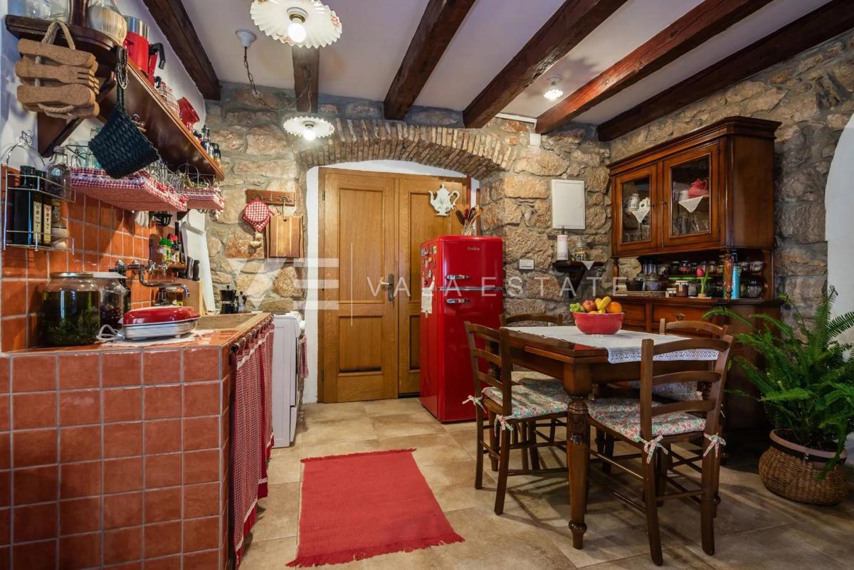 RENOVIRANI APARTMA Z VRTOM 50 M OD MORJA