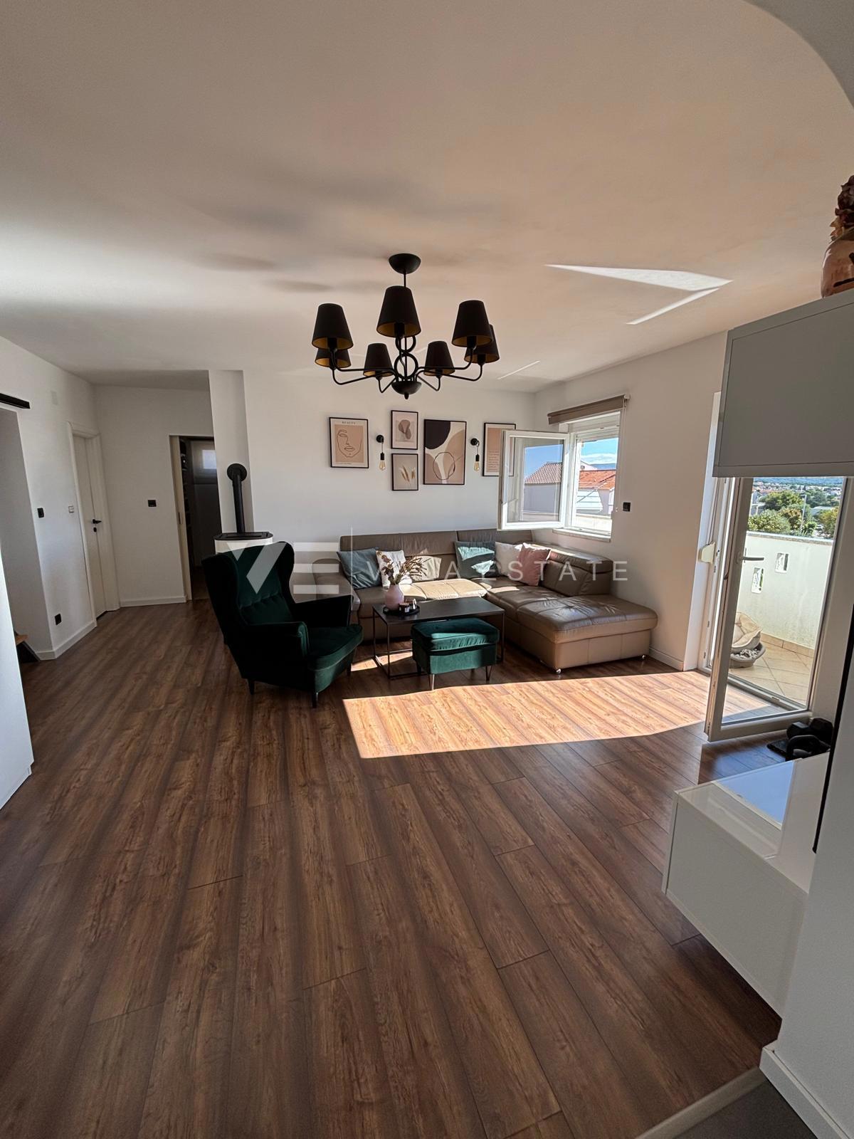 MODERNI DVONADSTROPNI APARTMA S POGLEDOM NA MORJE