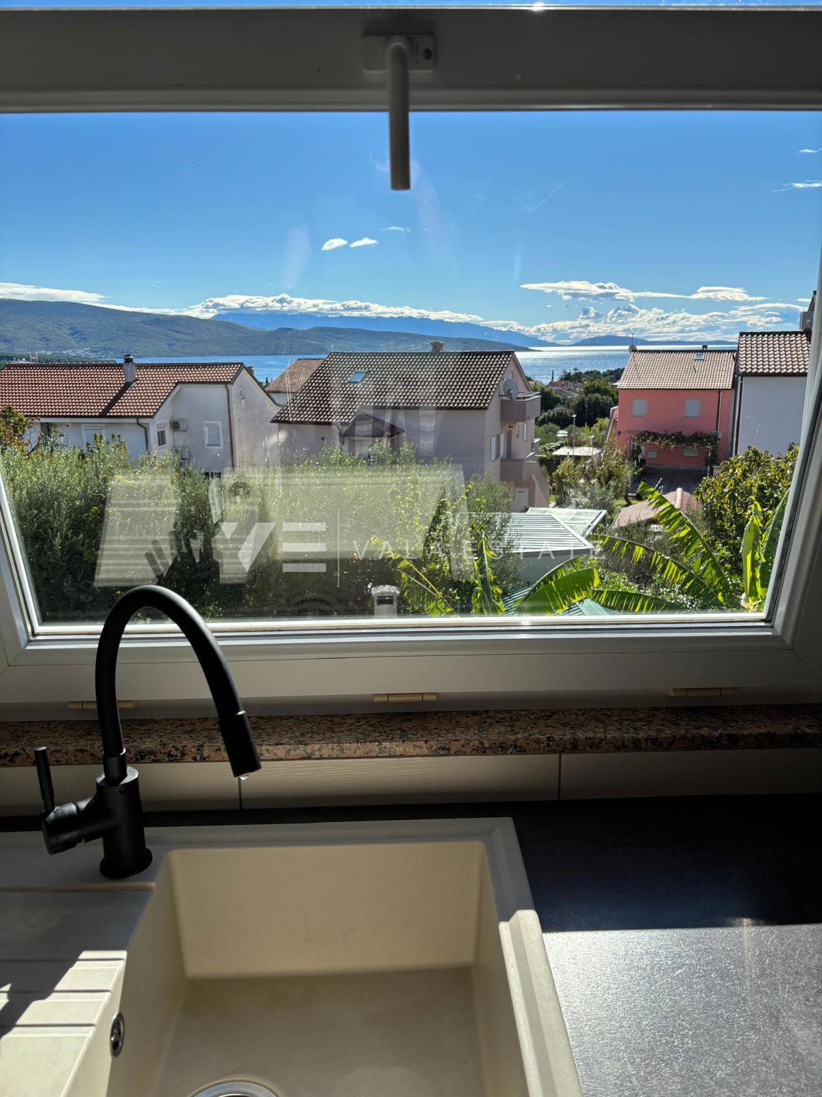 MODERNI DVONADSTROPNI APARTMA S POGLEDOM NA MORJE