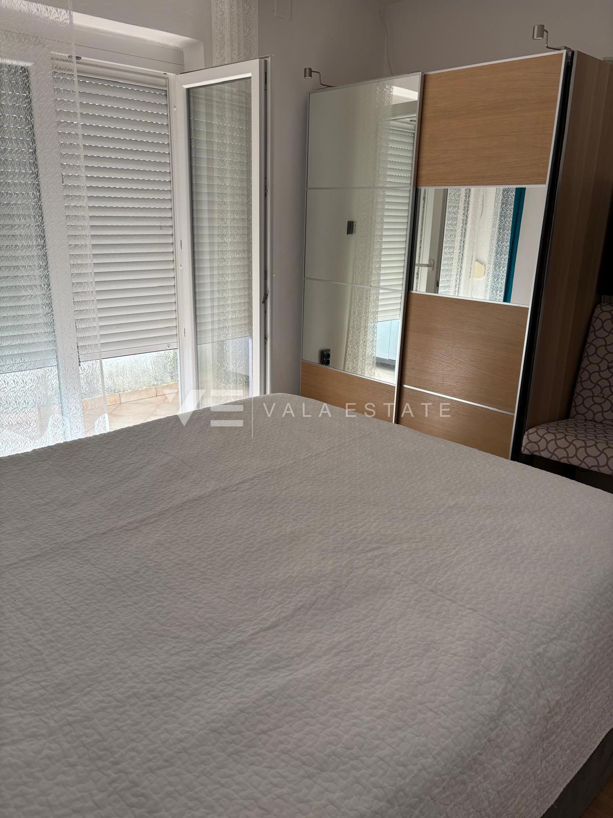 MODERNI DVONADSTROPNI APARTMA S POGLEDOM NA MORJE