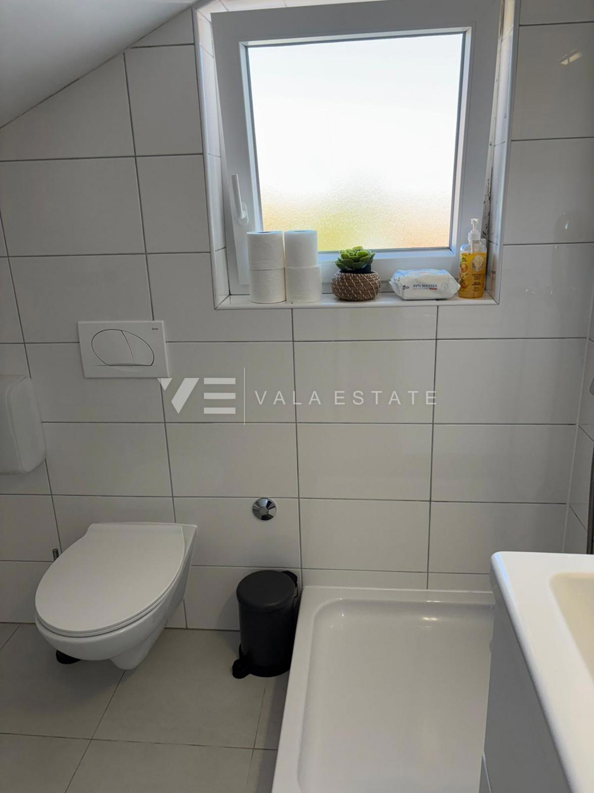 MODERNI DVONADSTROPNI APARTMA S POGLEDOM NA MORJE