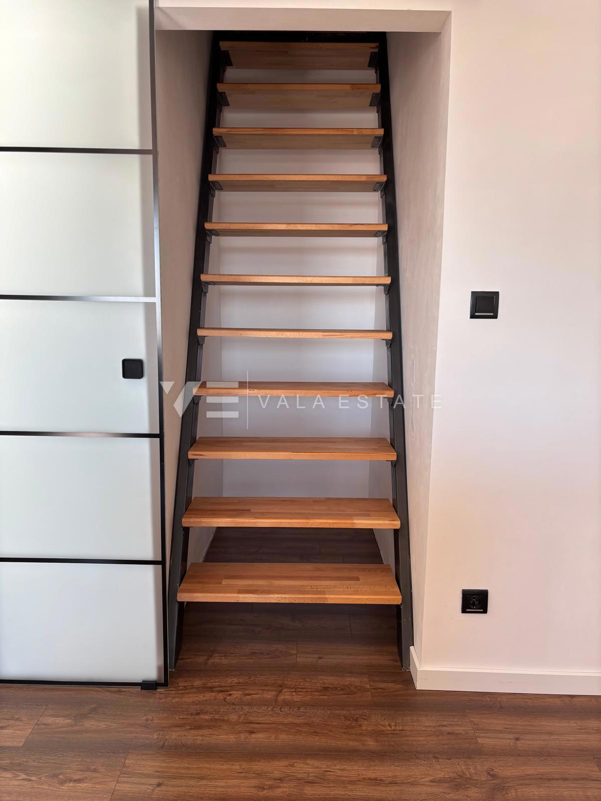 MODERNI DVONADSTROPNI APARTMA S POGLEDOM NA MORJE