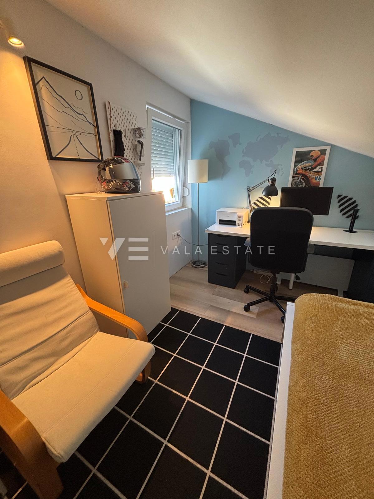 MODERNI DVONADSTROPNI APARTMA S POGLEDOM NA MORJE