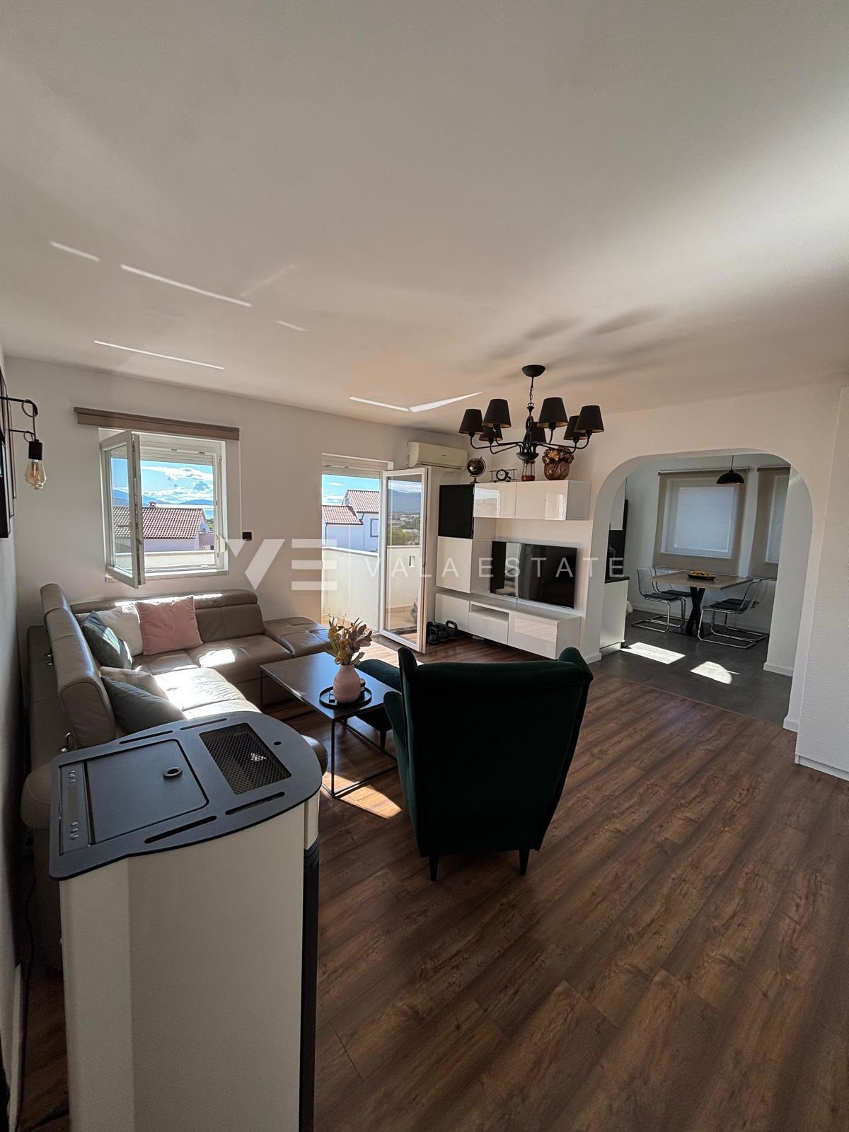 MODERNI DVONADSTROPNI APARTMA S POGLEDOM NA MORJE